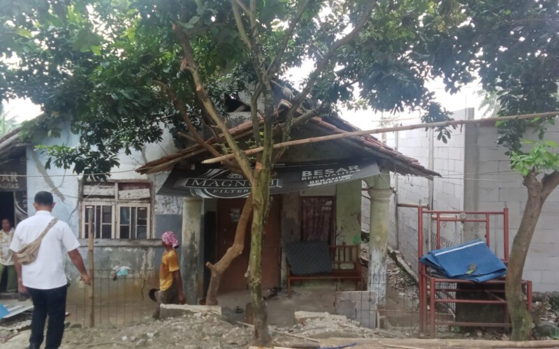 Akibat Diterjang Angin Kencang, Satu Rumah Rusak Parah di Desa Pasarean