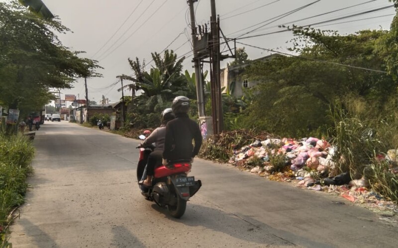Tumpukan Sampah di Jalan Raya Kabasiran Parungpanjang Ganggu Pengendara