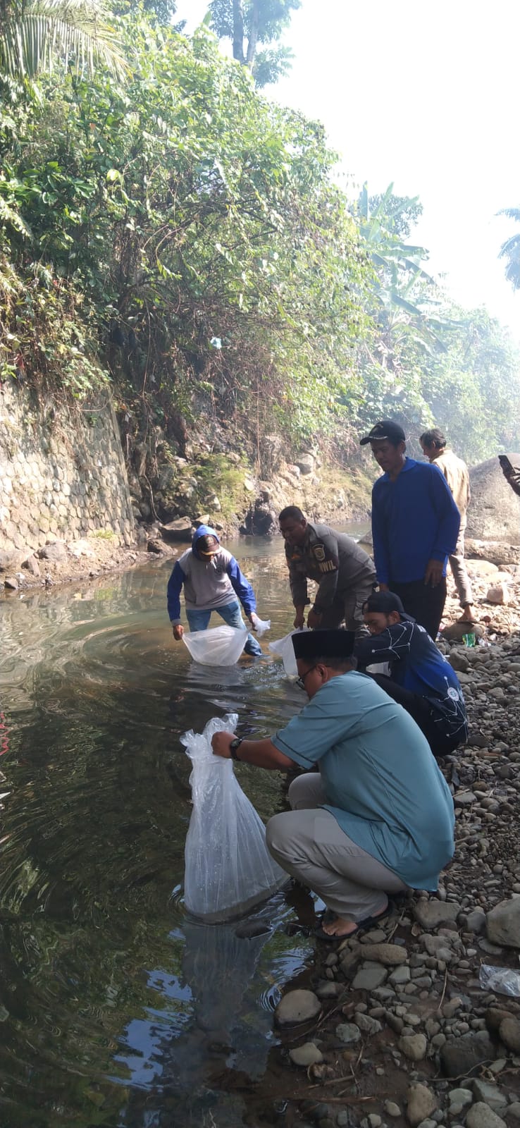 AJPLI Bogor Raya bersama Forkompimcam Pamijahan Gelar Gerakan Bersih Sungai dari Sampah