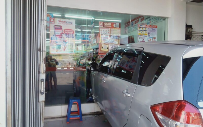 Minimarket di Puncak Rusak Ditabrak Mobil