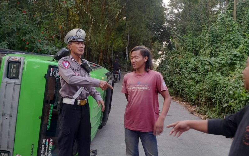 Gegara Tak Kuat Menanjak, Angkot di Warban Terguling