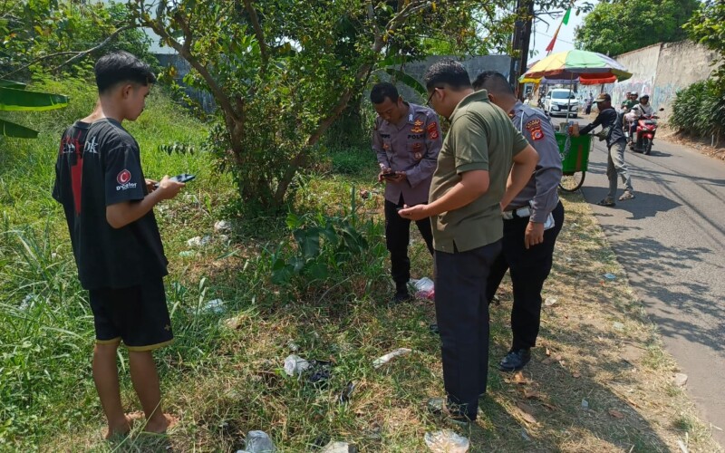 Warga Waru Jaya Temukan Bayi Laki – Laki di Satu Kebon Kosong