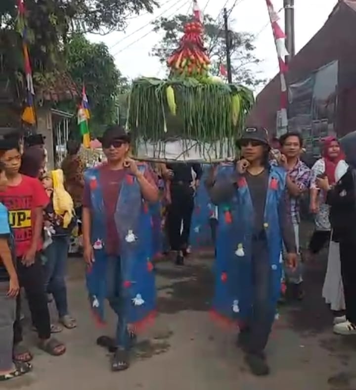 Uniknya Pakaian Sampah Plastik Dipakai saat Karnaval HUT RI ke 79 di Desa Cibitung Wetan