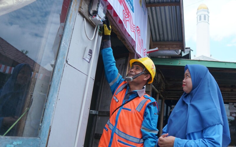 Rayakan HUT RI Ke-79, Donasi Pegawai PLN Nyalakan 7.357 Listrik Gratis bagi Keluarga Kurang Mampu