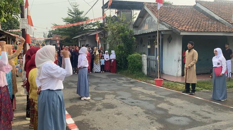 Kenakan Seragam SMA hingga Kebaya, Emak-Emak di Dramaga Gelar Upacara HUT ke-79 RI