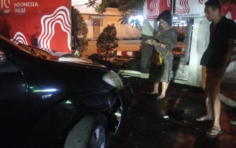 Diduga Mengantuk Mobil Avanza Hitam Tabrak Tembok DPRD Kota Bogor