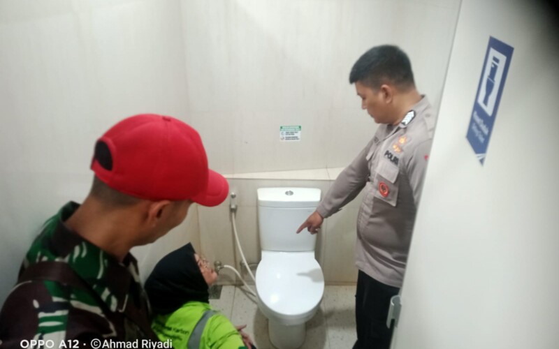 Seorang Bayi Laki-laki Dibuang di WC Stasiun Tenjo, Masih Ada Tali Pusarnya
