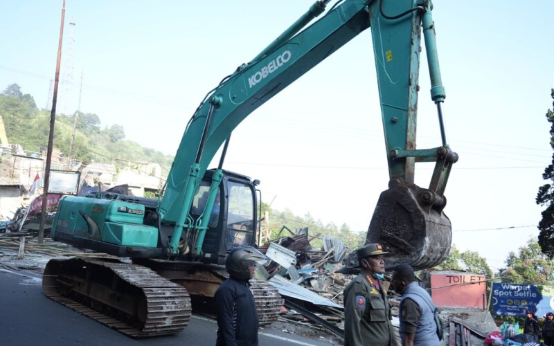 Bangunan Liar di Sepanjang Jalur Gantole-Puncak Pass Dibongkar Satpol PP