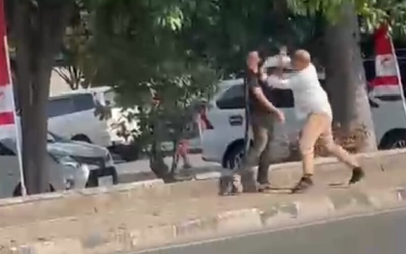 Viral Video Pria Dipukul di Depan Boper