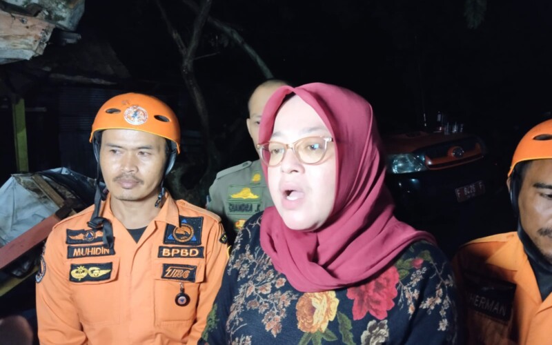 Akibat Diterjang Angin Puting Beliung, Puluhan Rumah Warga di Cimayang Rusak Berat