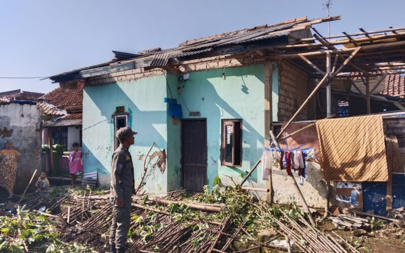 Akibat Angin Kencang Ratusan Rumah Warga Rusak Parah