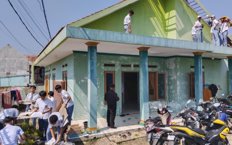 Puluhan Siswa SMK Assalam Bantu Evakuasi Puing-puing Matrial Rumah Guru yang Rusak Parah