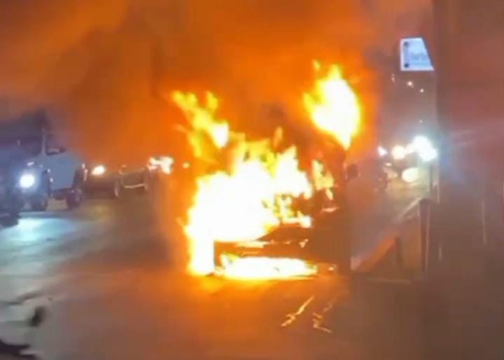 Diduga Konsleting, Satu unit Angkot Ludes Terbakar Api