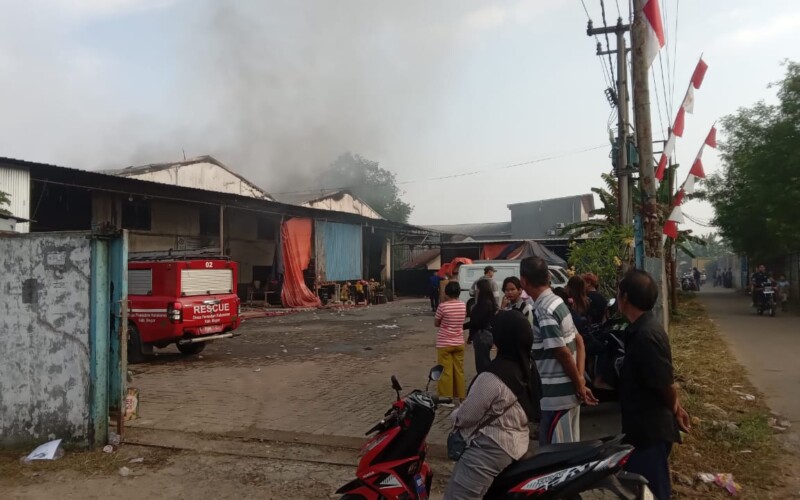 Kondisi Terkini Pabrik Olimpic yang Terbakar di Gunung Sindur, Asap hitam masih terlihat