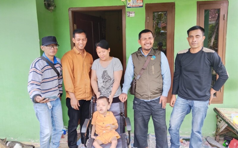 TBK dan FPKBB Serahkan Kursi Roda kepada Warga Mengidap Penyakit Saraf