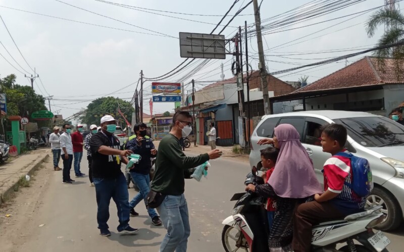 Truk Tambang Langgar Jam Operasional, Massa Bagikan 1500 masker ke Pengguna Jalan