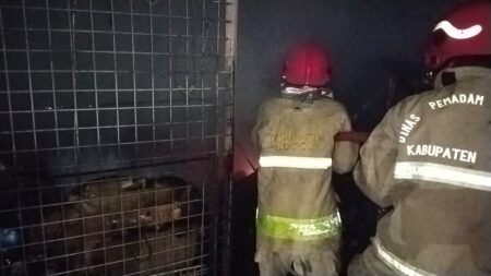 Diduga Tabunan Sampah, Dua Lapak Asesoris Helm Ludes Terbakar di Cibinong