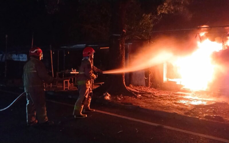 Diduga Tabunan Sampah, Dua Lapak Asesoris Helm Ludes Terbakar di Cibinong