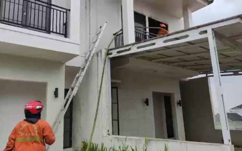 Diduga Depresi, Pemuda Pingsan dan Ngamuk Usai Bakar Rumah Dua Lantai