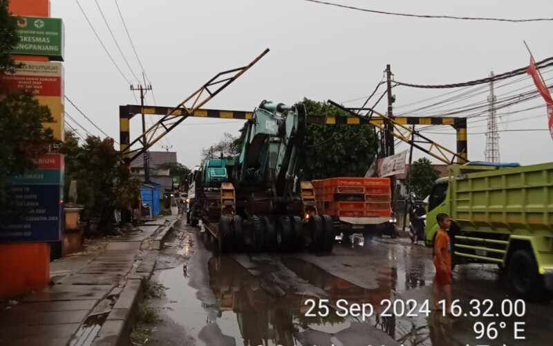 Mobil Pengangkut Alat Berat Nyangkut di Portal Pembatasan Jam Operasional Truk Tambang