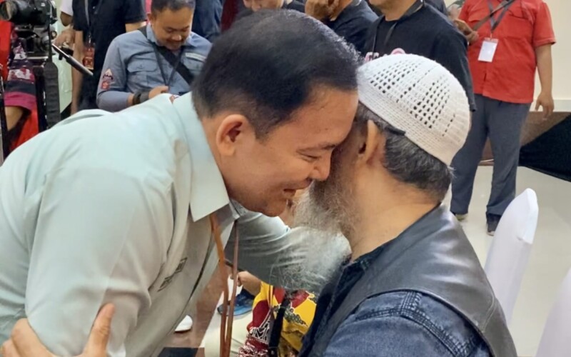 Ditinggal Diani Budiarto, Dr. Rayendra Tetap Tunjukan Sikap Hormat dengan Mencium Tangannya