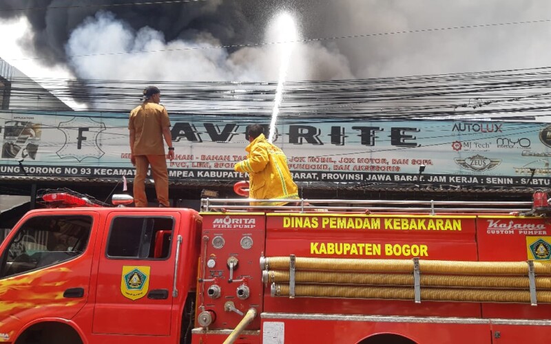 Toko Bahan Kulit dan Imitasi Habis Dilalap si Jago Merah