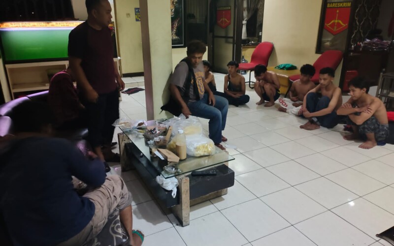 Enam Tersangka Pelaku Tawuran Diamankan, Polisi Sita Sejumlah Sajam