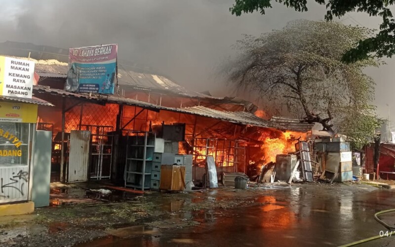 Kebakaran Hebat Melanda Toko Rongsokan dan Rumah Kosong di Kampung Tangkil Katulampa