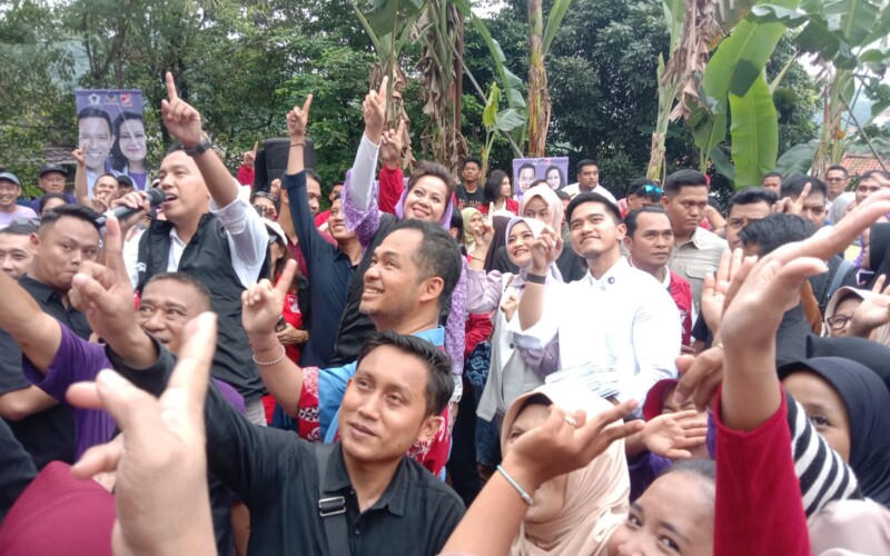 Kaesang Pangarep Temani Sendi Fardiansyah dan Meli Darsa Blusukan ke Warga