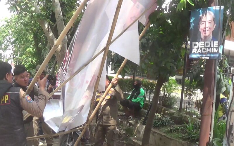 Bawaslu dan Satpol PP Kota Bogor Tertibkan APK di Seputaran SSA, Ini Alasannya