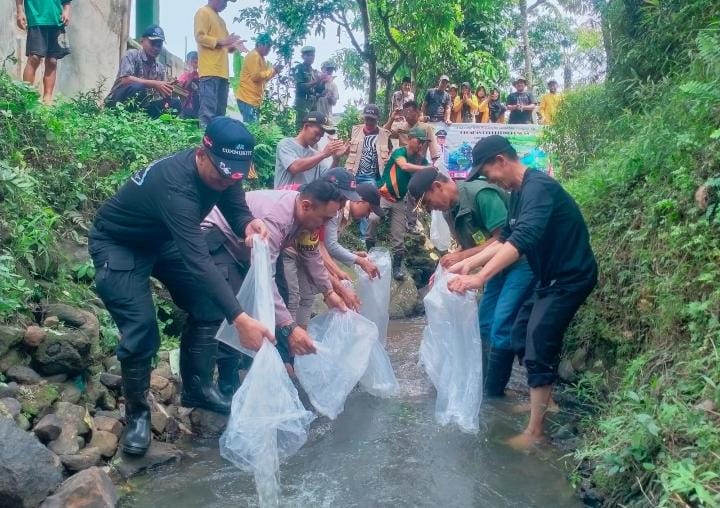 Demi Jaga Ekosistem Alam, Desa Cibitung Kulon Tebar 3000 Ikan Tawes di Perairan