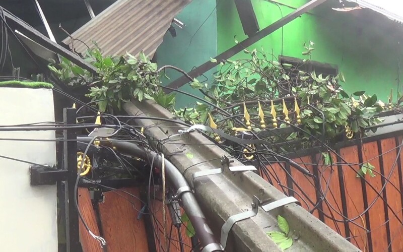 Tiang Listrik Roboh hingga Timpa Rumah Warga di Kencana, Usai Diterjang Angin Kencang Disertai Hujan Deras