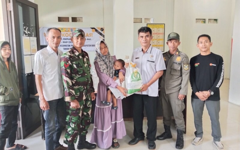 Kepala Desa Cibitung Kulon Tinjau Penyaluran Beras ke 981 KPM di kantor Desa Cibitung Kulon
