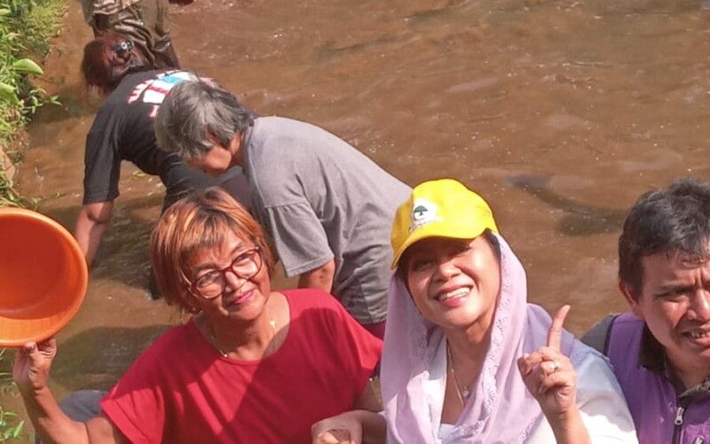 Riang Gembira Melli Darsa Ngubek Empang Bersama Warga.
