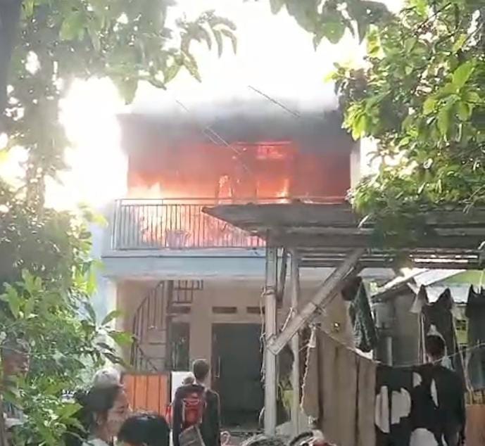 Diduga Korsleting Listrik, Satu Unit Rumah Dua Lantai Terbakar di Cimahpar