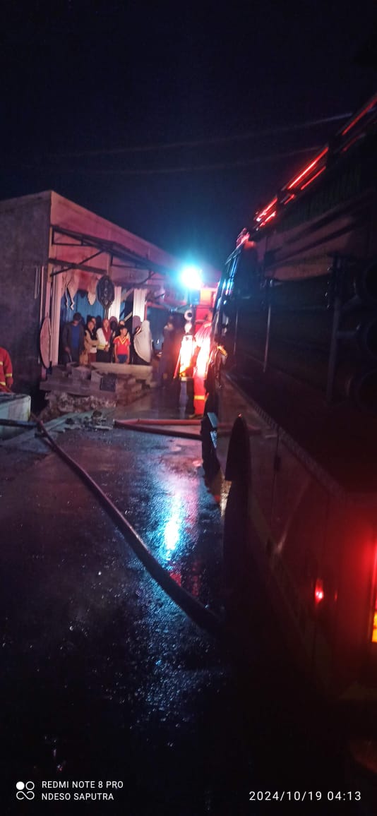 Diduga Konsleting Listrik Empat Kios di Pasar Jumat Hangus Terbakar