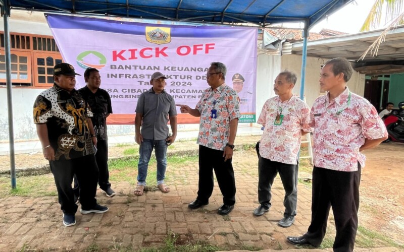 Andalkan Bankeu, Pemdes Cibadung Betonisasi Jalan Desa