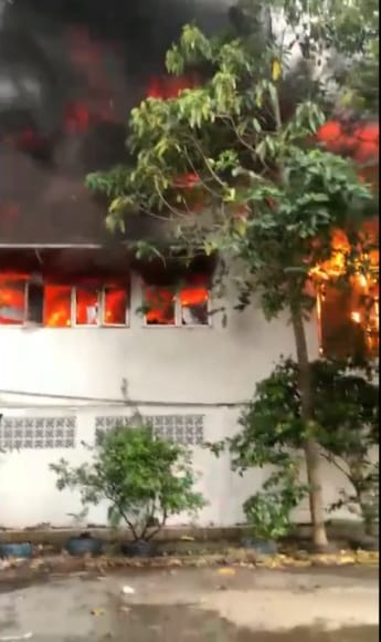 Diduga Kosleting Listrik, Gudang Lampu Mobil Diamuk Sijago Merah