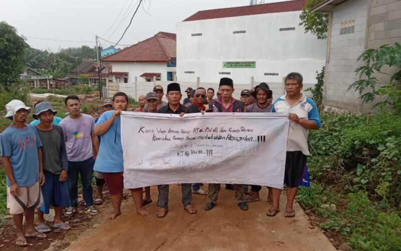 Akses Jalan Ditutup, Warga Kampung Gelusur Gunungsindur Demo ke Pengembang