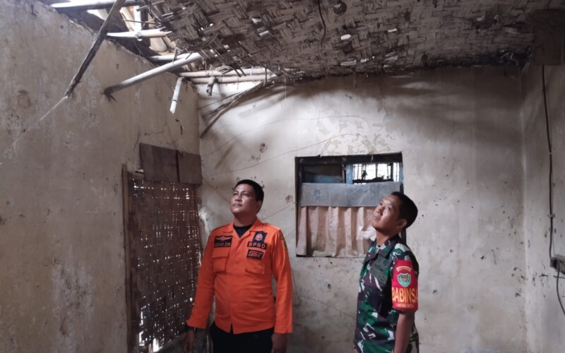 Akibat Hujan Deras Disertai Angin Kencang, Empat Rumah Warga di Cibitung Wetan Rusak Parah