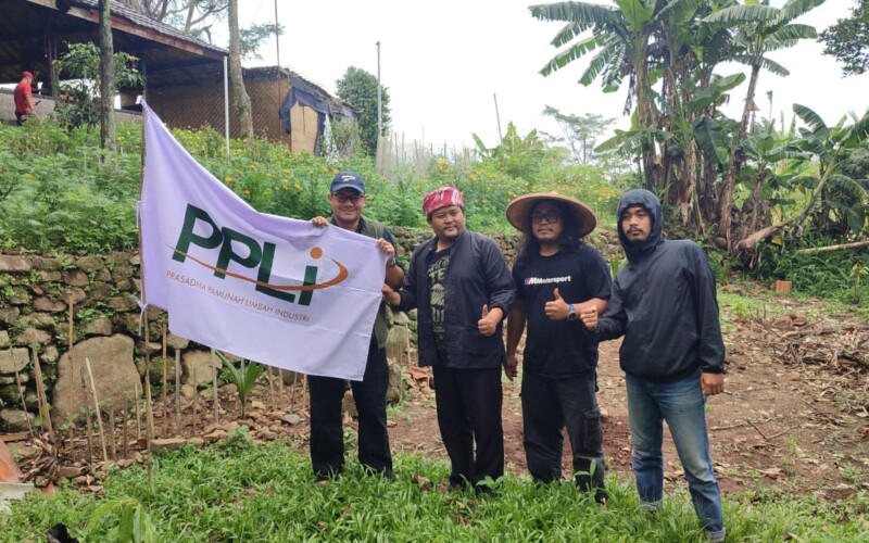 Peringati Hari Pohon Nasional, PPLI Bersama AJPLI Tanam Pohon di Kampung Budaya Sindang Barang