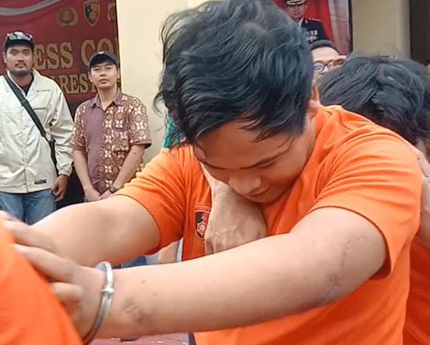 Edarkan Sabu dan Simpan Sajam di Kontrakan, Pentolan Gengster TOM Tak Berdaya Saat Digiring Polisi