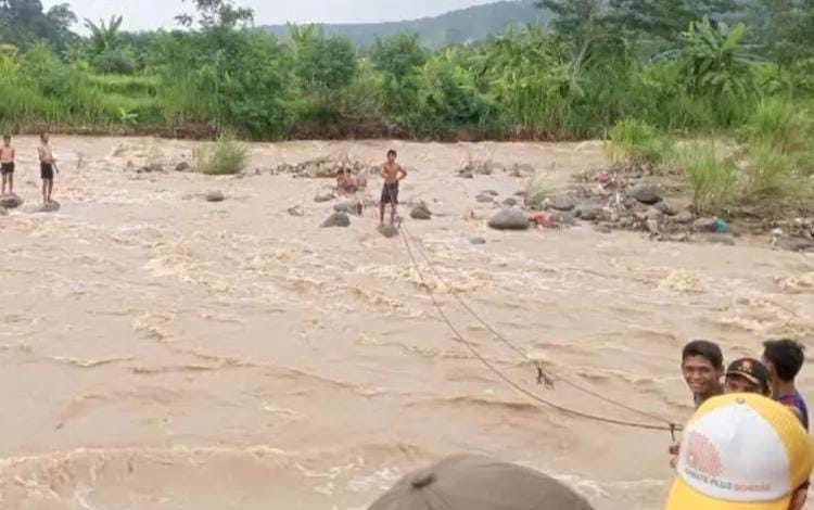 Apes, Lima Bocah Terjebak Banjir di Sungai Cidurian Cigudeg Saat Asik Mandi