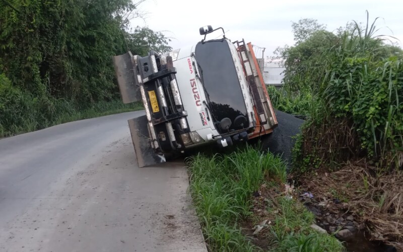 Truk Tambang Terguling di Gunungsindur Bogor, Ini Penyebabnya