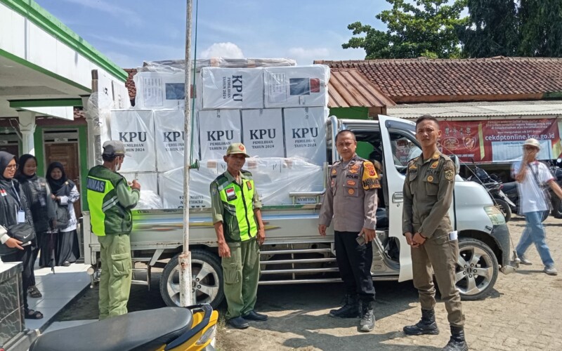 H- 1 Pemilihan Pilkada, Pendistribusian Kotak Suara di Desa Sukamulya Rumpin Dijaga Ketat Petugas