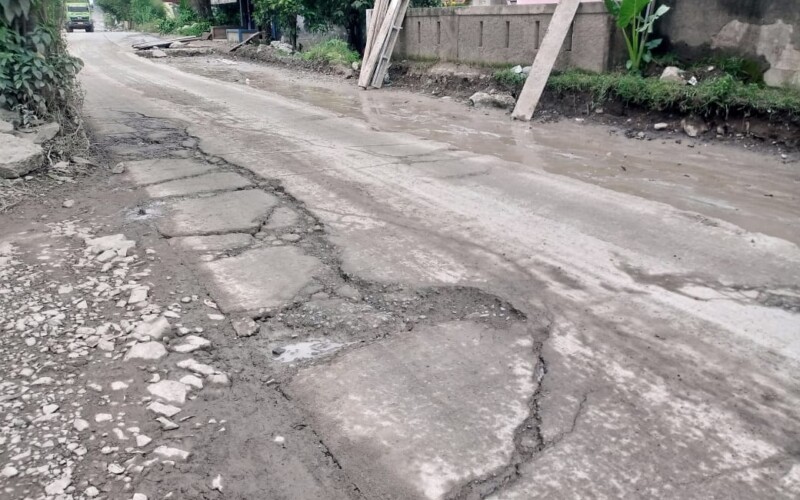 Baru Dicor Jalan Kelas Kabupaten di Rumpin Sudah Retak, Kepala UPT Salahkan Truk Tambang
