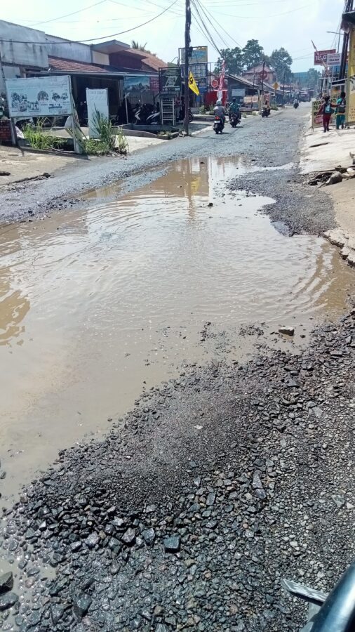 Mahasiswa Inais Tuntut DPU-PR Perbaiki Jalan Rusak di Jalan Raya Purry Arraya