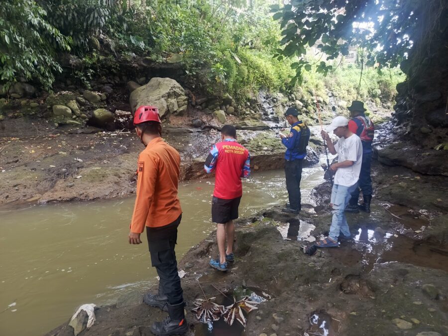 Bocah 13 Tahun Hanyut di Kali Ciliwung, Tim SAR Lakukan Pencarian Intensif