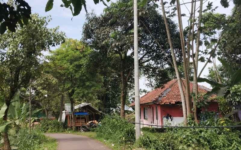 PLN Pasang Tiang Listrik, Kades dan Masyarakat Desa Cibitung Kolun Ucapkan Terimakasih