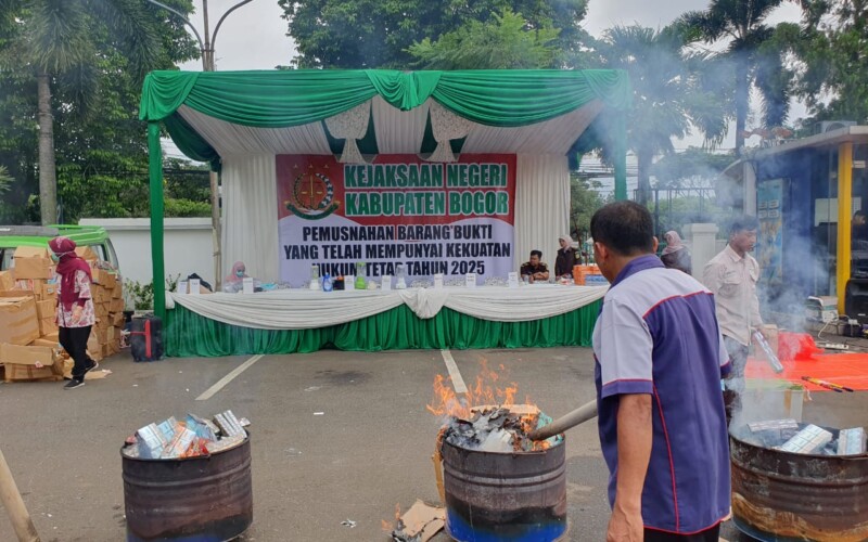 Kejari Kabupaten Bogor Lakukan Pemusnahan Barang Bukti Narkotika hingga Ribuan Slop Rokok Ilegal Dibakar